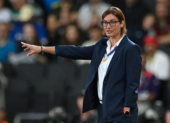 Corinne Diacre, alors entraîneuse de l’équipe de France féminine de football, lors du match de l’Euro 2022 face à l’Allemagne, le 27 juillet 2022 à Milton Keynes (Royaume-Uni).