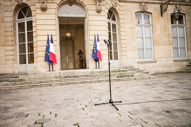 Dans la cour de Matignon, avant la déclaration du premier ministre démissionnaire, Sébastien Lecornu, à Paris, le 6 octobre 2025.