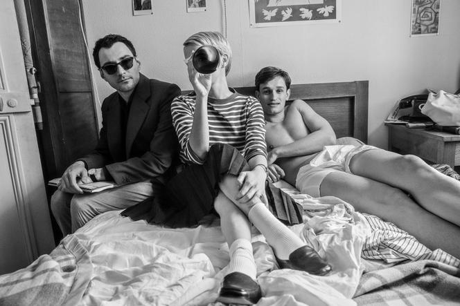 Guillaume Marbeck (Jean-Luc Godard), Zoey Deutch (Jean Seberg) et Aubry Dullin (Jean-Paul Belmondo)  dans « Nouvelle Vague », de Richard Linklater.