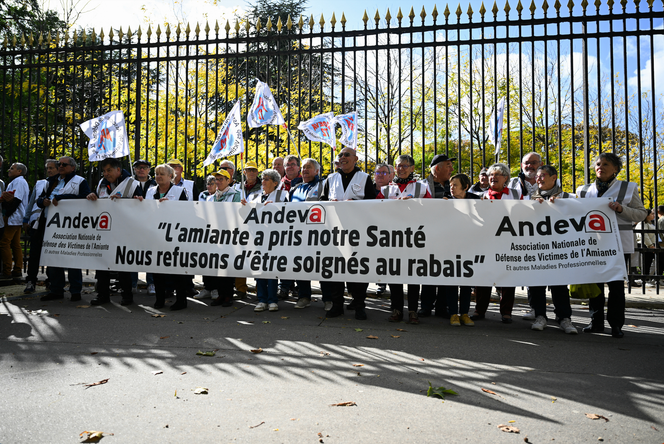 Des manifestants brandissent une banderole sur laquelle on peut lire « L’amiante a pris notre santé, nous refusons d’être soignés à moindre coût » lors d’une marche blanche pour « exiger la protection des budgets de santé » et des « réponses adaptées aux besoins réels de santé publique », à Paris, le 4 octobre 2025.