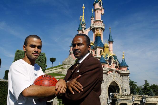 Le basketteur Tony Parker, et son père Tony Parker Senior, à Disneyland Paris, à Marne-la-Vallée (Seine-et-Marne), le 16 septembre 2003.