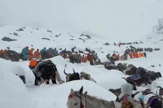 Opérations de sauvetage pour venir en aide aux centaines de randonneurs bloqués par de fortes chutes de neige sur le mont Everest, au Tibet, le 4 octobre 2025.
