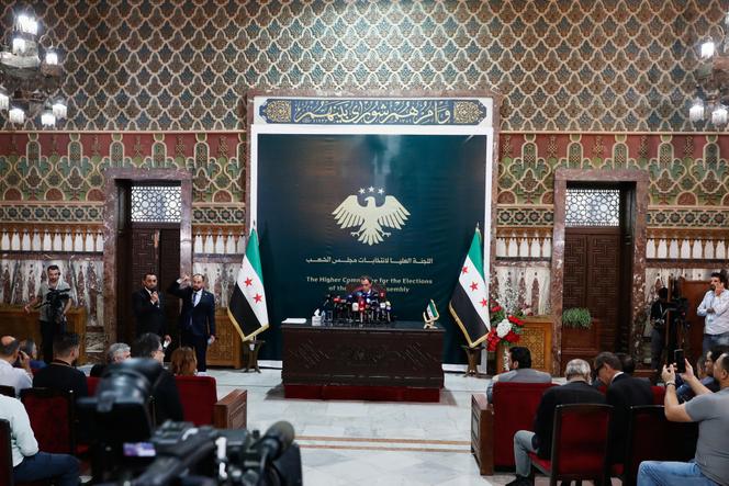 Le porte-parole du Comité suprême pour les élections parlementaires syriennes, Nawar Najmeh, annonce les résultats définitifs des premières élections parlementaires en Syrie depuis la destitution de l’ancien président Bachar Al-Assad lors d’une conférence de presse, à Damas, le 6 octobre 2025. 