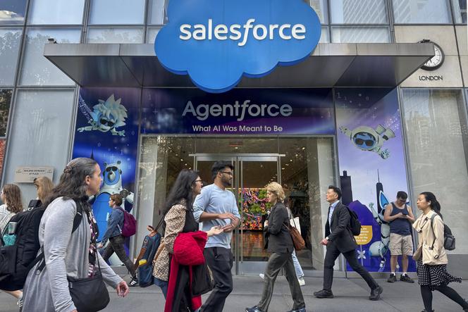 Devant la Salesforce Tower, à New York, le 8 mai 2025.