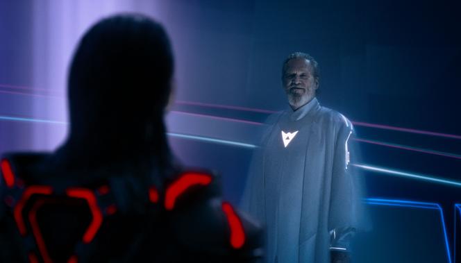 Jared Leto (Ares) et Jeff Bridges (Kevin Flynn) dans « Tron: Ares », de Joachim Ronning.