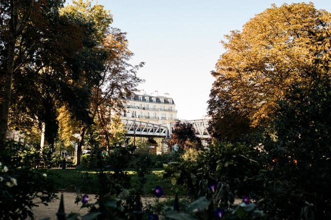 La station de métro aérienne Cambronne depuis le square Cambronne, à Paris, le 17 septembre 2025.