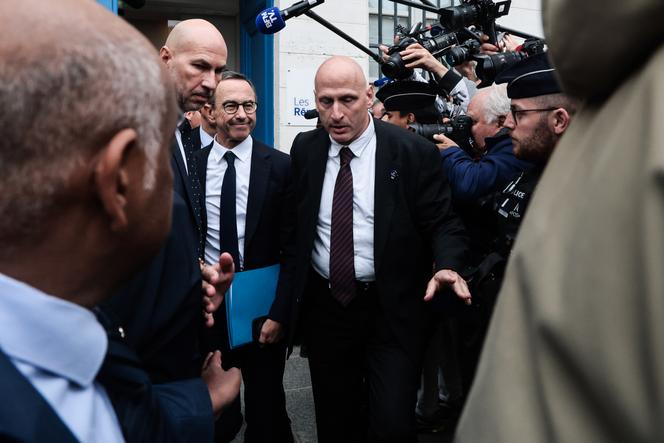 Le président de LR, Bruno Retailleau, devant le siège du parti, à Paris, le 6 octobre 2025.