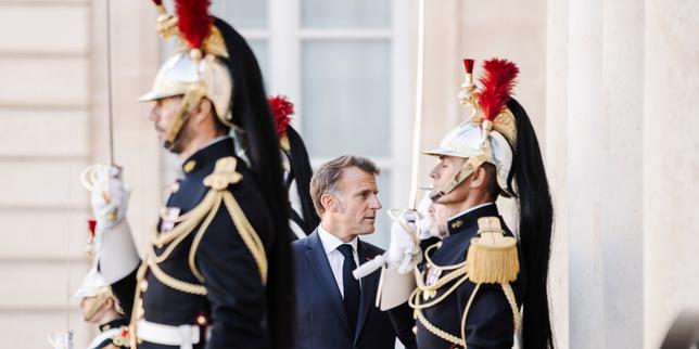 Et Pendant Ce Temps-Là, Emmanuel Macron Décore… Des Économistes
