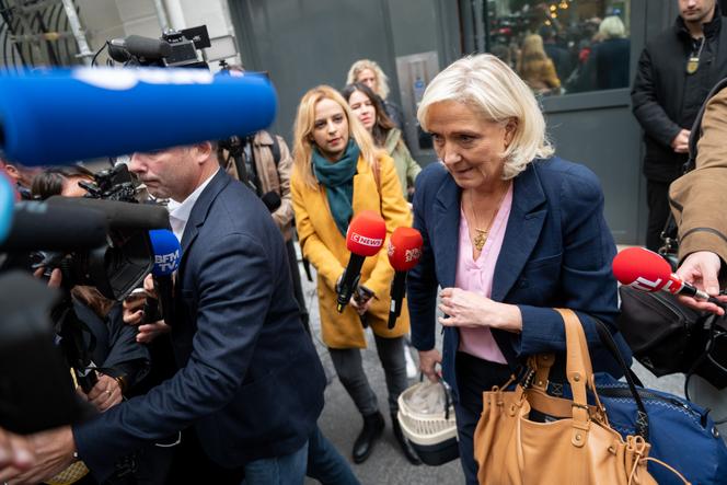 Marine Le Pen devant le siège du Rassemblement national, à Paris, le 6 octobre 2025.