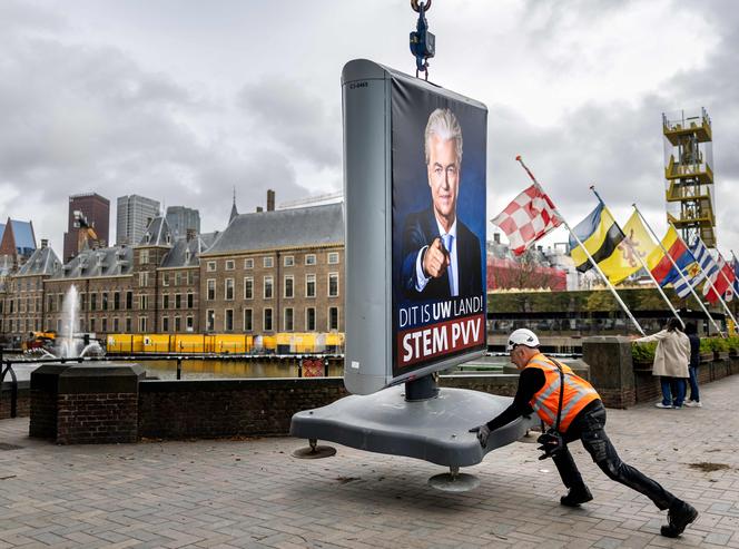 Une affiche électorale représentant le leader néerlandais du Parti pour la liberté (PVV), parti d’extrême droite, tête de liste aux prochaines élections législatives, Geert Wilders, à La Haye, le 6 octobre 2025.