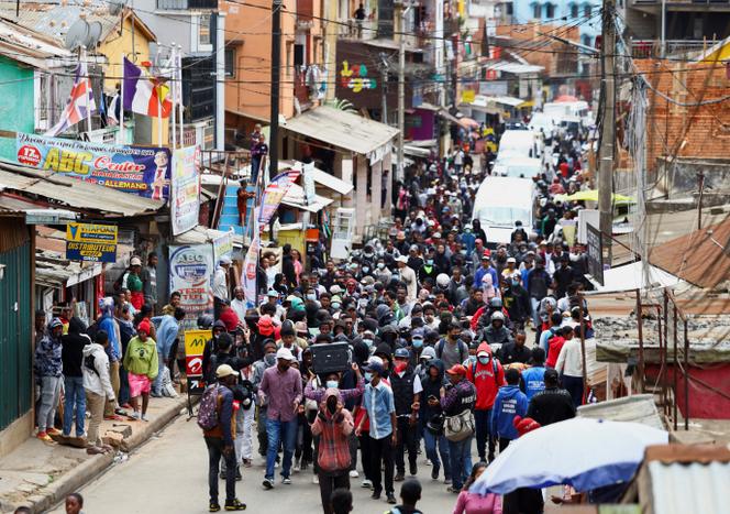 Des manifestants traversent la ville avant une manifestation nationale menée par des jeunes contre les fréquentes pannes de courant et les pénuries d’eau, à Antananarivo, Madagascar, le 6 octobre 2025.