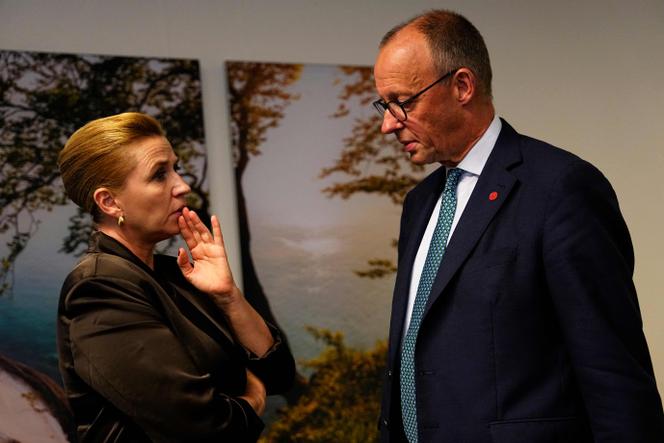 La première ministre danoise, Mette Frederiksen, et le chancelier allemand, Friedrich Merz, lors du 7ᵉ sommet de la Communauté politique européenne (CPE), au Bella Center, à Copenhague, le 2 octobre 2025.