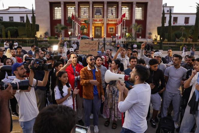 Des Marocains manifestent devant le Parlement, à Rabat, pour demander la réforme des secteur de l’éducation et de la santé, le 5 octobre 2025.