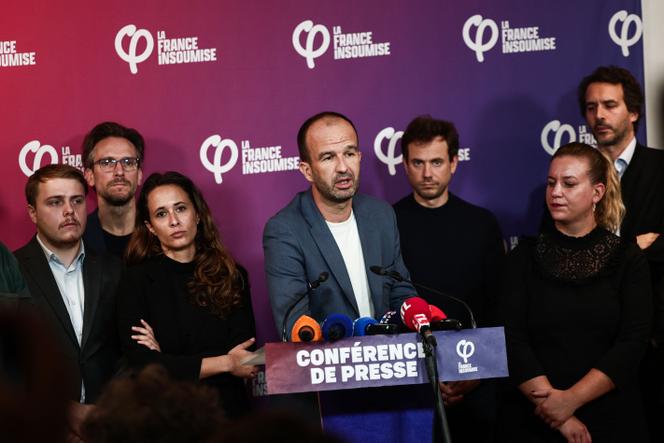 Louis Boyard, Arnaud Le Gall, la vice-présidente de l’Assemblée nationale, Clémence Guetté, Manuel Bompard, Paul Vannier, la présidente du groupe LFI, Mathilde Panot, et Bastien Lachaud, lors d’une conférence de presse au siège du parti, à Paris, le 6&nbsp;octobre 2025.