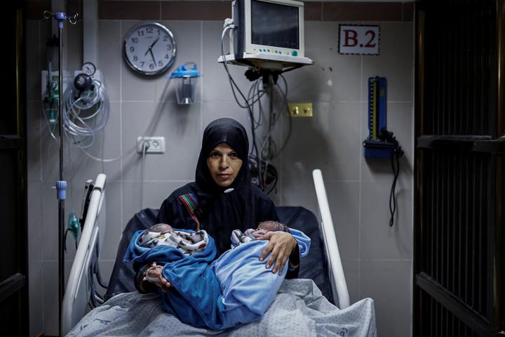 Iman Abdel Halim Abu Mutlaq et ses jumeaux, Uday et Hamza Abu Odah, dans la maternité de l’hôpital Nasser de Khan Younès, dans le sud de la bande de Gaza, le 2 novembre 2023.