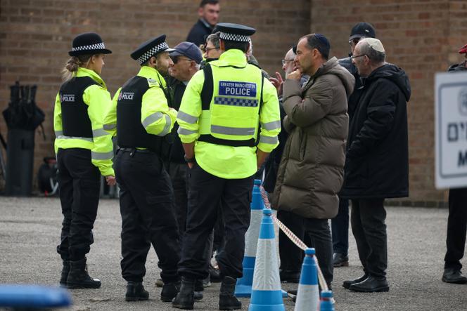 Devant la synagogue de Heaton Park après l’attentat qui l’a touchée, à Manchester (Grande-Bretagne), le 6 octobre 2025. 