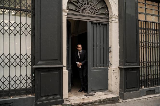 Pierre Jouvet, secrétaire général du Parti socialiste, devant le siège parisien du mouvement, où ses dirigeants se sont réunis pour réagir à la démission de Sébastien Lecornu, le 6 octobre 2025.