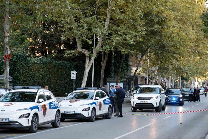 Des policiers sécurisent le périmètre à l’extérieur de la Cour d’appel où un juge a été abattu, à Tirana, le 6 octobre 2025. 