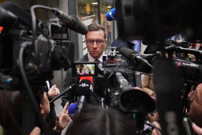 Jordan Bardella répond aux journalistes après une réunion, à Paris, le 6 octobre 2025.
