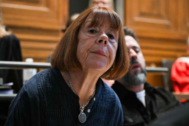Gisèle Pelicot assiste, dans la salle d’audience, au procès en appel de l’affaire du viol de Mazan, qui se tient au palais de justice de Nîmes, le 6 octobre 2025.