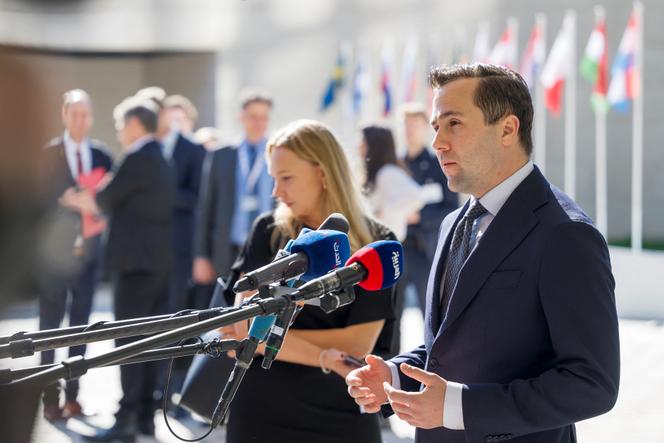 Le ministre de la coopération internationale au développement et du commerce extérieur suédois, Benjamin Dousa, au siège du Conseil de l’Union européenne, à Luxembourg, le 7 avril 2025. 