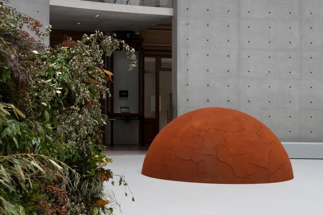Deux des cinq œuvres sculpturales de Meg Webster disposées dans la rotonde de la Bourse de commerce : « Circle of Branches » (à g.), spécialement conçue pour l’exposition « Minimal », et « Mother Mound » (1990).