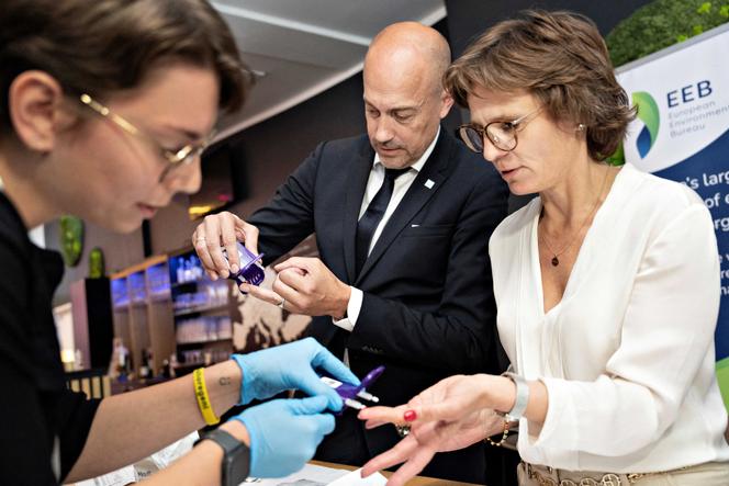 Le ministre de l’environnement danois , Magnus Heunicke, et la commissaire européenne chargée de l’environnement, Jessika Roswall, effectuent un test sanguin de PFAS, à Aalborg, au Danemark, le 10 juillet 2025. 