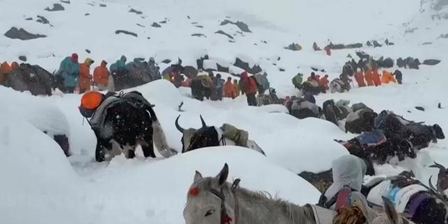 Au pied de l’Everest, des centaines de randonneurs bloqués à 4 900 mètres d’altitude par des tempêtes de neige