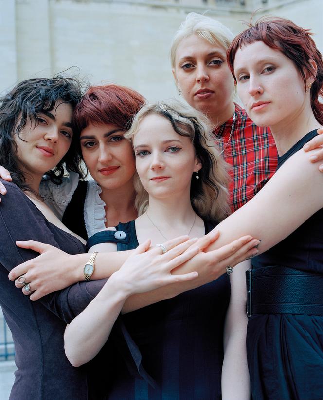 The Last Dinner Party, le 7 juillet 2025, à Paris. De gauche à droite, Abigail Morris, Aurora Nishevci, Emily Roberts, Georgia Davies et Lizzie Mayland.