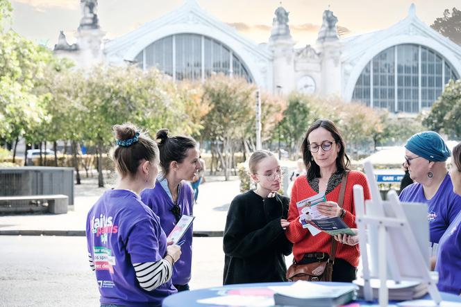 Sur le stand de la campagne d’information lancée par l’Agence de biomédecine, près de la gare de Tours, le 1ᵉʳ octobre 2025.