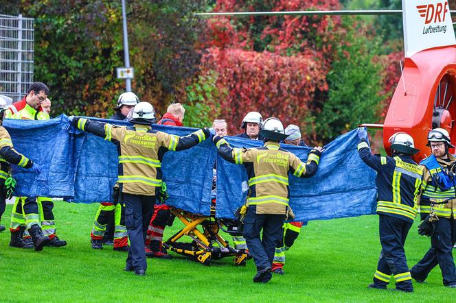 Des pompiers et des secouristes évacuent la maire d’Herdecke par hélicoptère à Herdecke (Allemagne), le 7 octobre 2025.