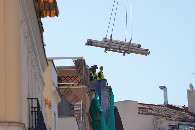 Des secouristes se tiennent sur le toit d’un immeuble à Madrid, en Espagne, le 7 octobre 2025. 