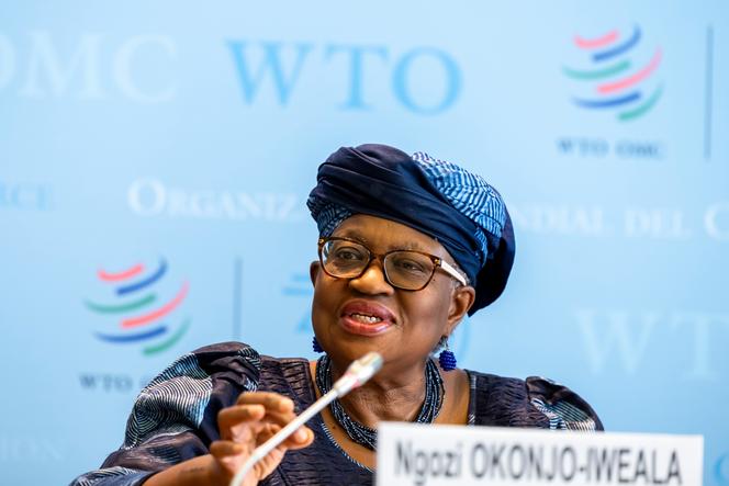 La directrice générale de l’OMC, Ngozi Okonjo-Iweala, lors d’une conférence de presse, mardi 7 octobre 2025.