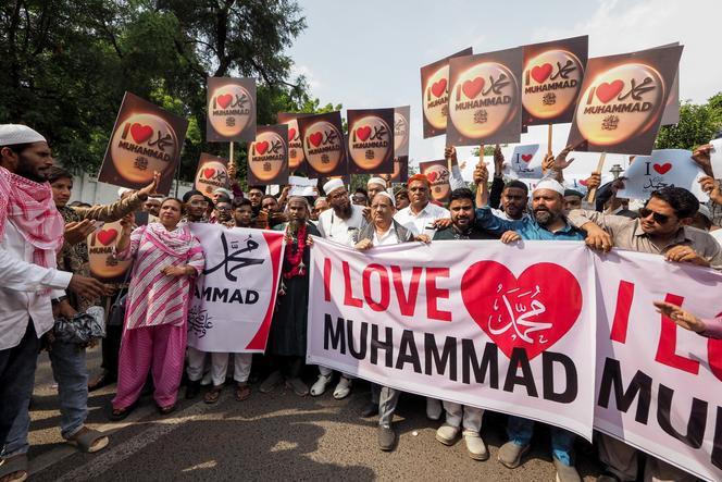Lors d’une manifestation musulmane à Ahmedabad (Inde), le 19 septembre 2025, condamnant l’intervention policière contre des individus accusés d’avoir perturbé l’harmonie communautaire lors des célébrations de l’Aïd-e-Milad-un-Nabi dans la ville de Kanpur.