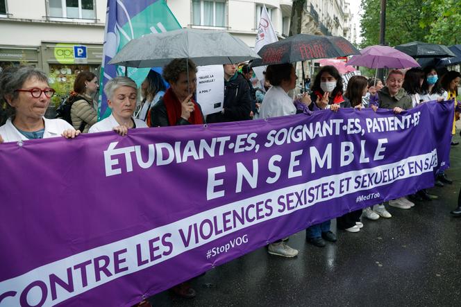 Lors d’une manifestation pour protester contre les violences sexistes et sexuelles dans le secteur de la santé, à Paris, le 29 mai 2024.
