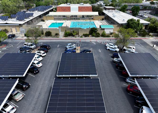 Panneaux solaires sur le parking d’un collège à Kentfield (Californie), aux Etats-Unis, le 25 avril 2024.