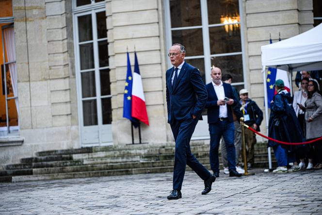 Le président du parti Horizons, Edouard Philippe, quitte Matignon à l’issue de son entretien avec le premier ministre, à Paris, le 2 septembre 2025.