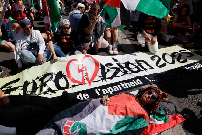 Des manifestants appellent au boycott de l’Eurovision lors de la cérémonie d’ouverture de la compétition, à Bâle (Suisse), 11 mai 2025.