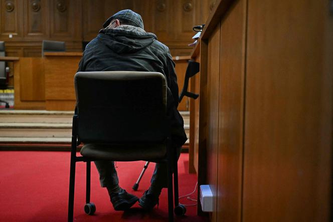 L’accusé Husamettin Dogan pendant une pause du procès en appel dans l’affaire des viols de Mazan, au tribunal de Nîmes, dans le sud de la France, le 7 octobre 2025. 