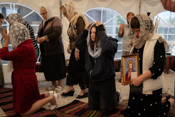 Lors de la messe du prêtre Constantin Turtureanu, à Grinauti, en Moldavie, le 21 septembre 2025.
