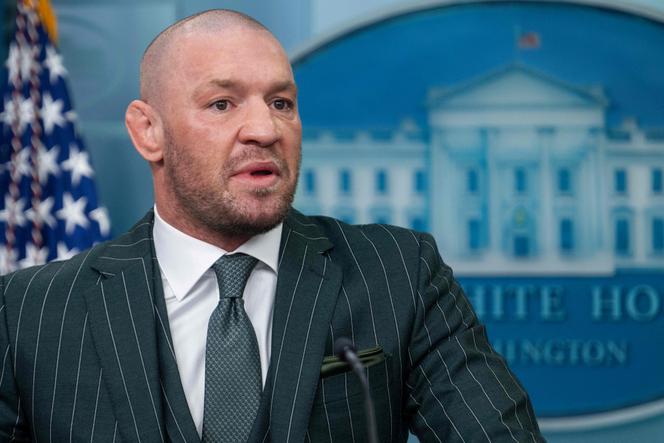 Conor McGregor s’exprime depuis le podium de la salle de presse de la Maison Blanche, à Washington, le 17 mars 2025. 