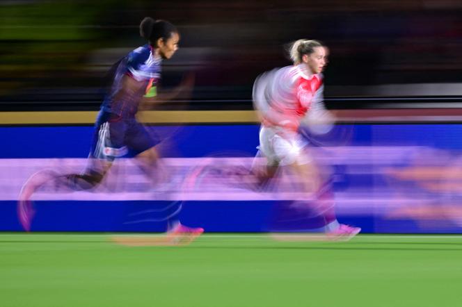 La Lyonnaise Wendie Renard poursuit la joueuse d’Arsenal Alessia Russo, en Ligue des champions, à Meadow Park, à Borehamwood, au nord de Londres, le 7 octobre 2025.