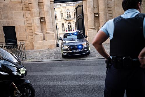 La voiture du président des Républicains (LR), Bruno Retailleau, quitte la cour de Matignon, à Paris, le 7 octobre 2025.