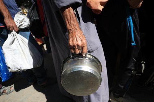Distribution de nourriture dans une cantine communautaire de Deir Al-Balah, dans le centre de la bande de Gaza, le 8 octobre 2025.