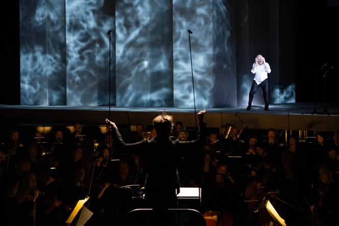 Lors d’une répétition d’« Antigone », de Pascal Dusapin, donné par l’Orchestre de Paris dirigé par Klaus Mäkelä, mis en scène par Netia Jones, dans la grande salle Pierre Boulez de la Philharmonie de Paris, le 6 octobre 2025.