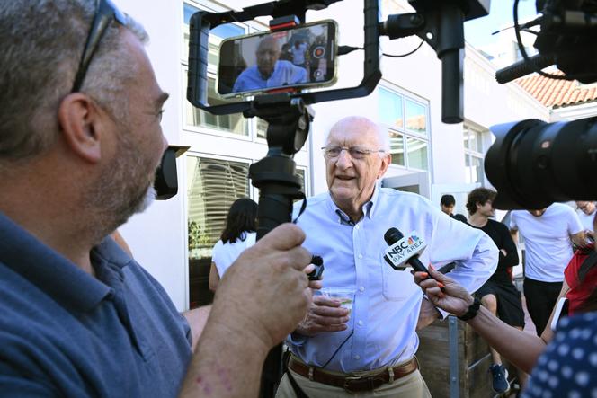 John Clarke, professeur émérite de physique à l’université de Californie à Berkeley, est interviewé lors d’une conférence de presse organisée sur le campus pour célébrer son prix Nobel de physique, le 7 octobre 2025.  