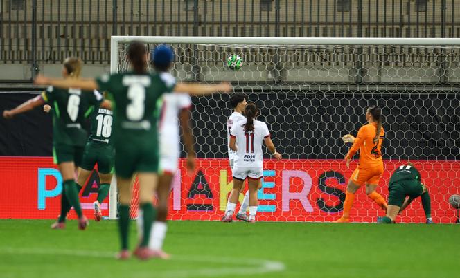 Alexandra Popp, du VfL Wolfsburg, marque le troisième but de son équipe, lors du match contre le Paris Saint-Germain en Ligue des champions féminine, à Wolfsburg, en Allemagne, le 8 octobre 2025.
