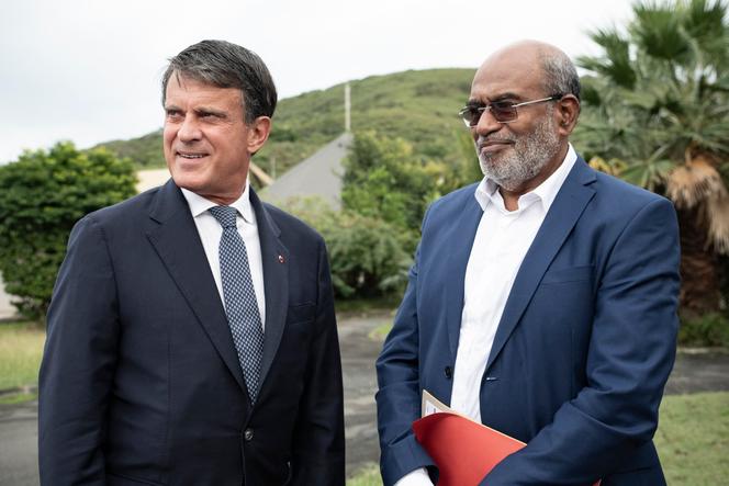Le ministre des outre-mer démissionnaire Manuel Valls, accueilli par le président du sénat coutumier néo-calédonien, Eloi Aguetil Mahe Gowe, à Nouméa, le 20 août 2025.