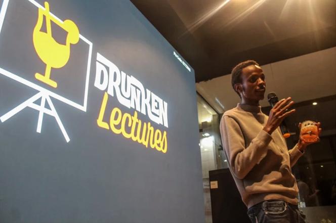 Un participant prend la parole lors d’une « drunken lecture » (en français « conférences ivres ») au Café AMKA, à Nairobi, en février 2025.