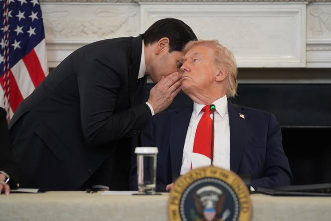Le secrétaire d’Etat américain, Marco Rubio, chuchote à l’oreille de Donald Trump après lui avoir remis une note indiquant qu’un accord entre le Hamas et Israël était proche, lors d’une réunion à la Maison Blanche, à Washington, le 8 octobre 2025.